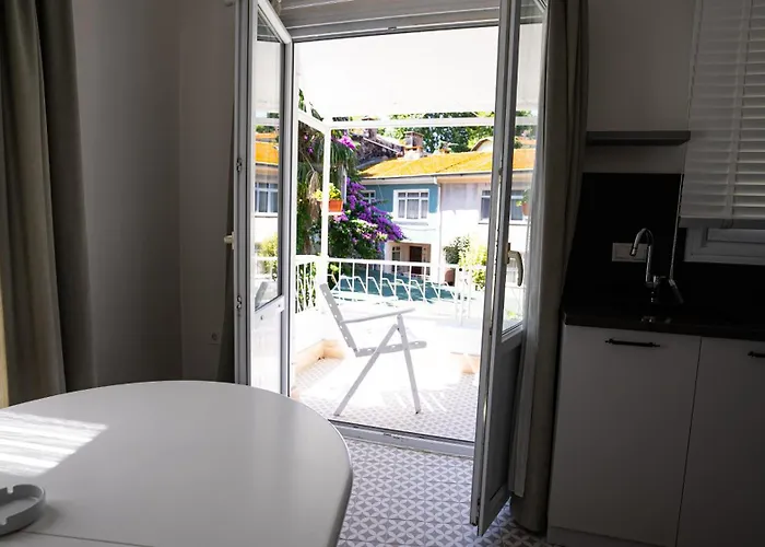 Bueyuekada Ece * Adalar