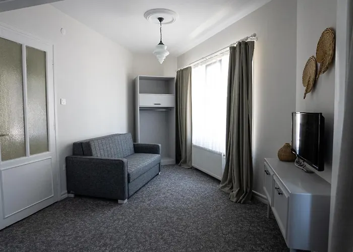 Bueyuekada Ece * Adalar