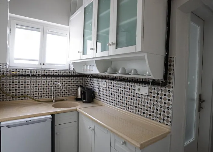 Bueyuekada Ece * Adalar